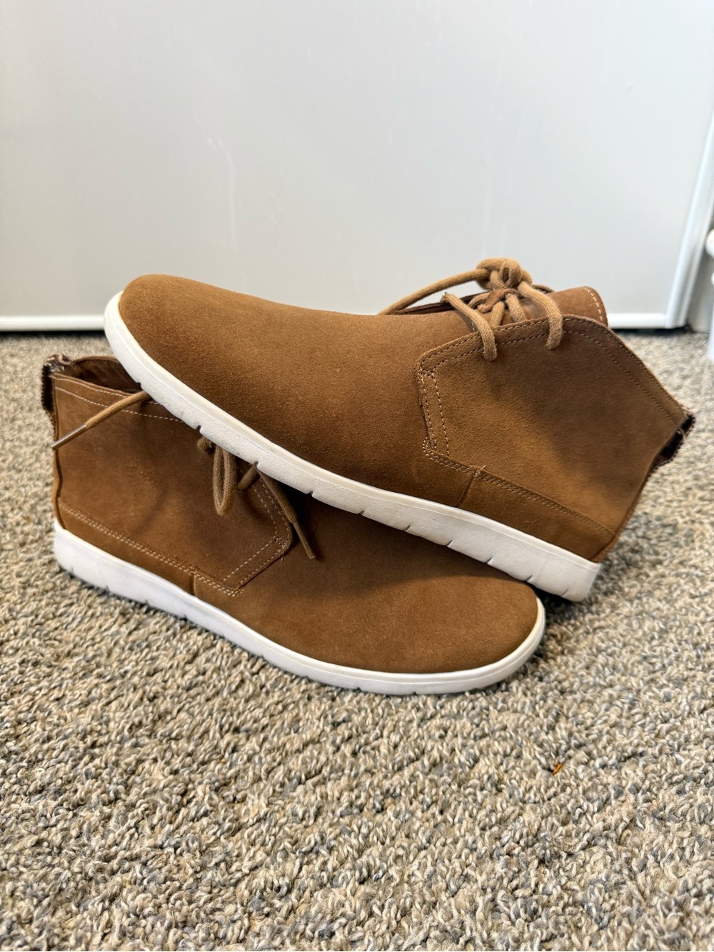 UGG Men's Suede Chukka Boots - Chestnut Brown with White Sole